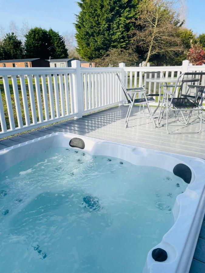 Brians Lodge With Hot Tub Pocklington Eksteriør billede