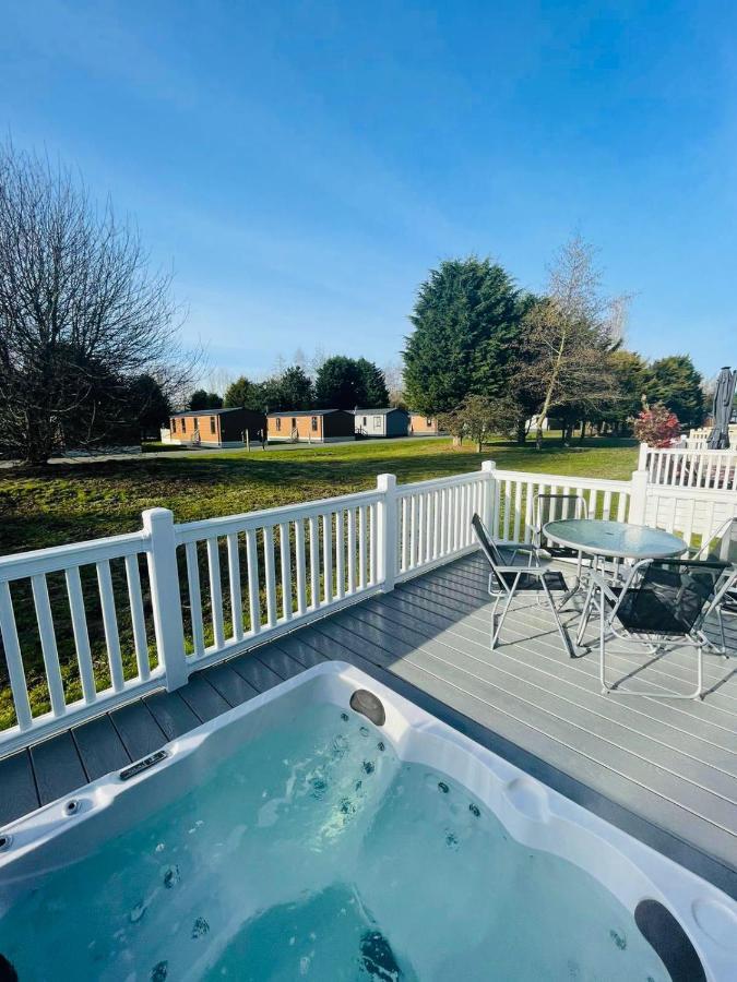 Brians Lodge With Hot Tub Pocklington Eksteriør billede